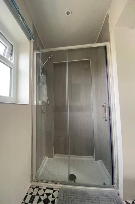 Entire Guest Suite In Four Mile Bridge, Rhoscolyn Valley Bagian luar foto