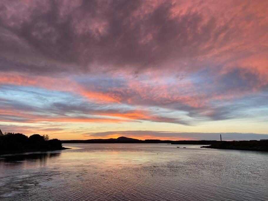 Entire Guest Suite In Four Mile Bridge, Rhoscolyn Valley Bagian luar foto