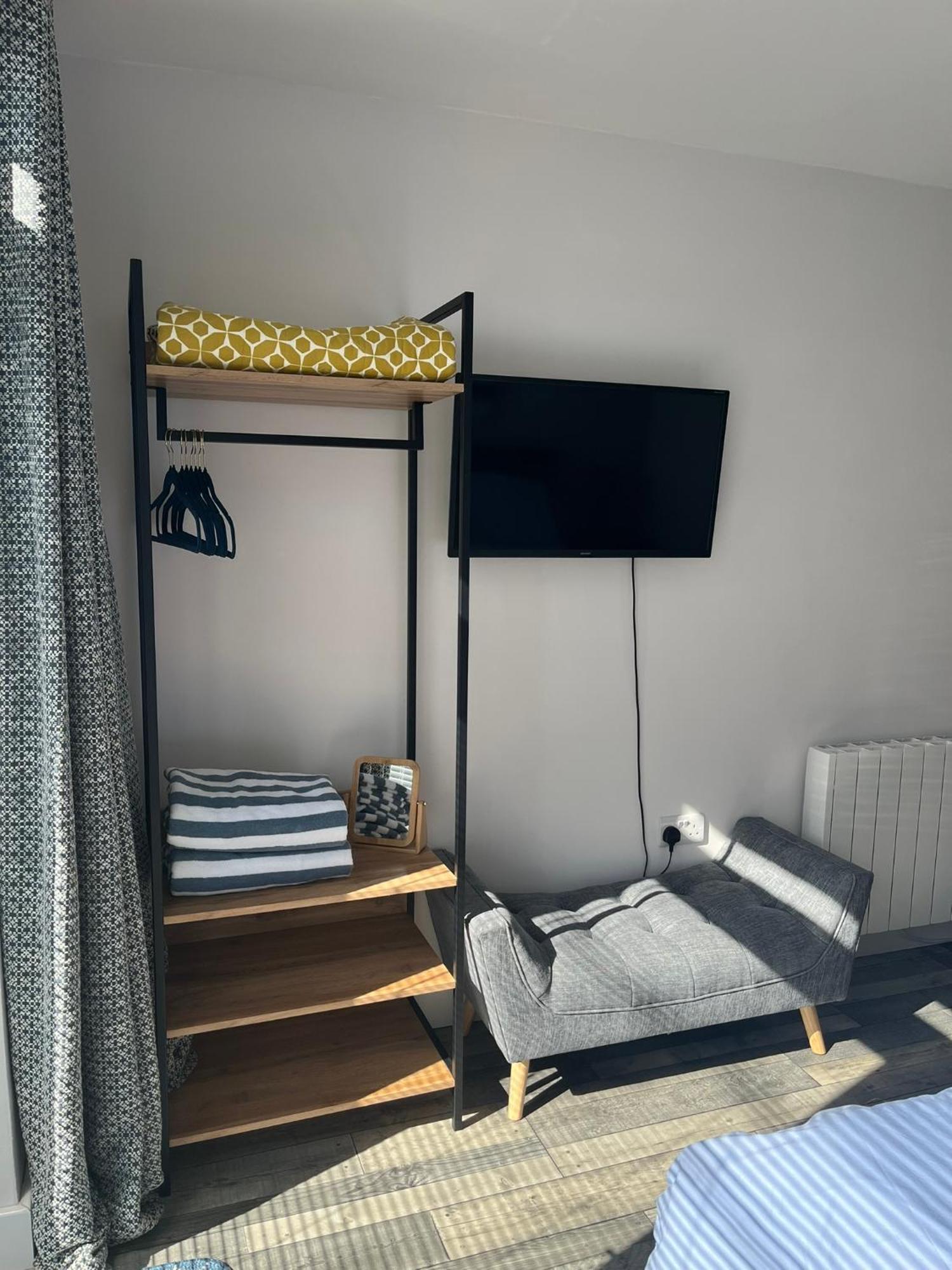 Entire Guest Suite In Four Mile Bridge, Rhoscolyn Valley Bagian luar foto