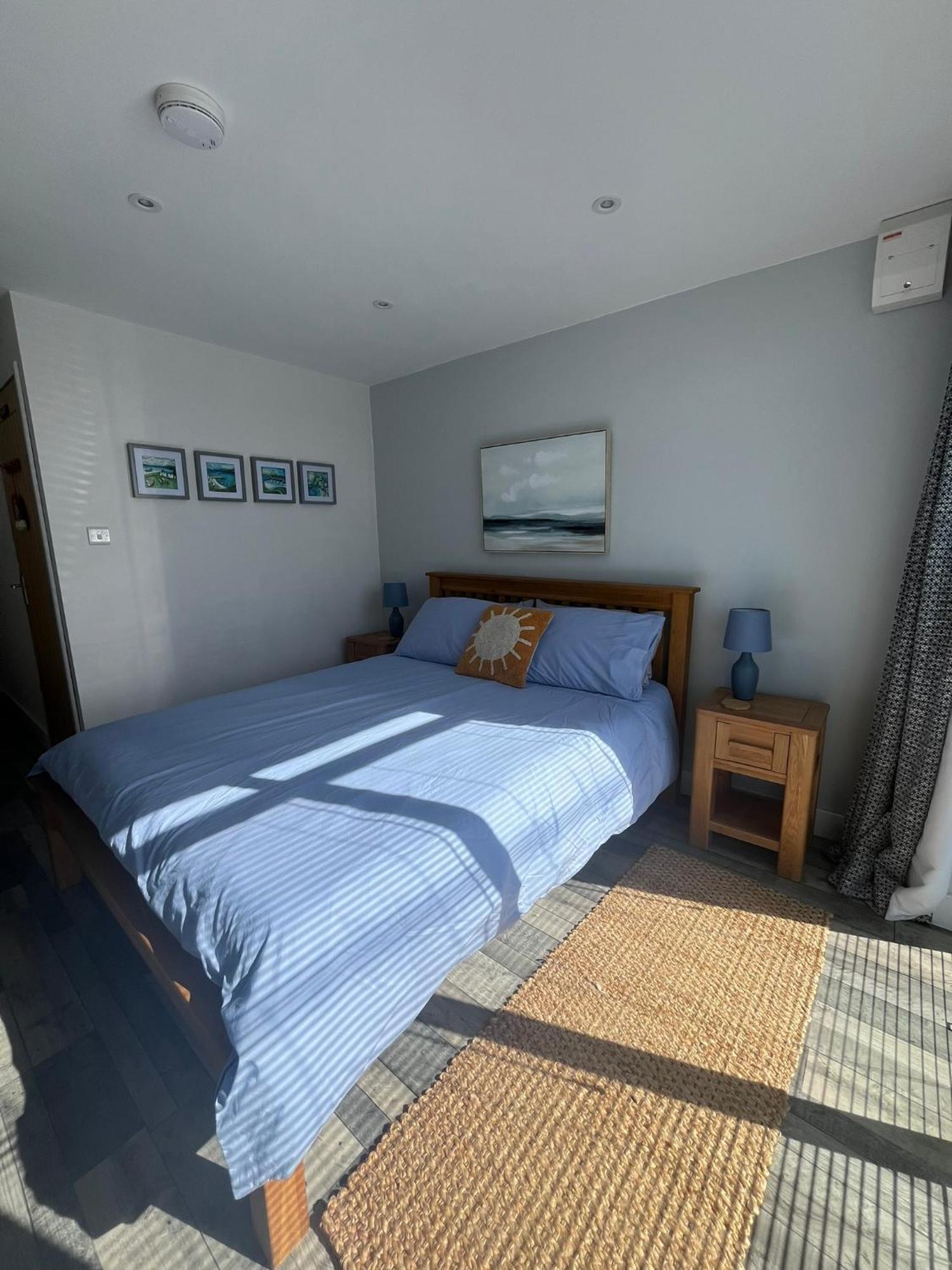 Entire Guest Suite In Four Mile Bridge, Rhoscolyn Valley Bagian luar foto