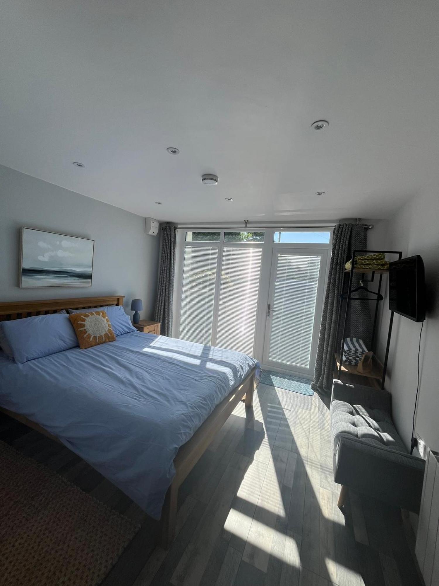 Entire Guest Suite In Four Mile Bridge, Rhoscolyn Valley Bagian luar foto
